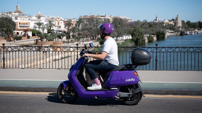 Moto de Cabify cruzando el Guadalquivir, Sevilla